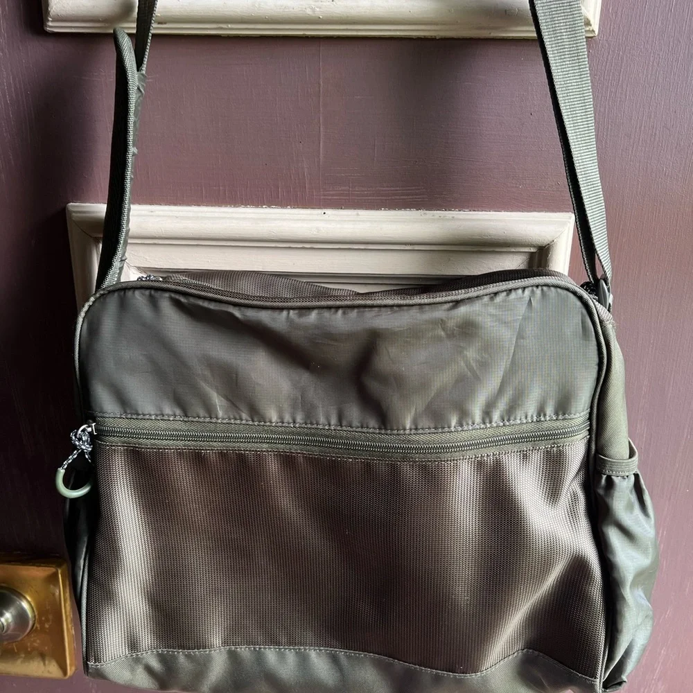 Columbia Soft Shoulder Briefcase Bag Thermal Pocket Adjustable Strap Green